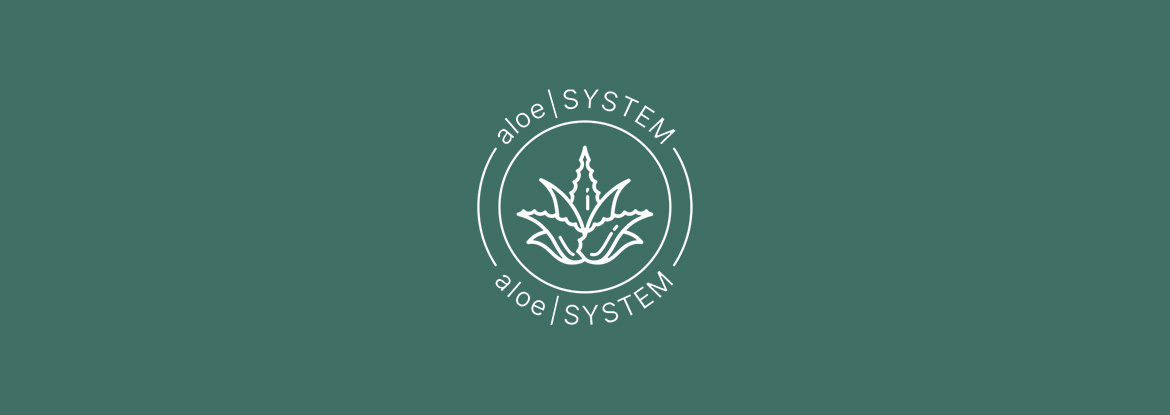 Logo von aloe SYSTEM mit stilisiertem Aloe-Vera-Blatt. Daneben liegen ein ganzes und mehrere geschnittene Aloe-Vera-Stücke in einer Glasschale.