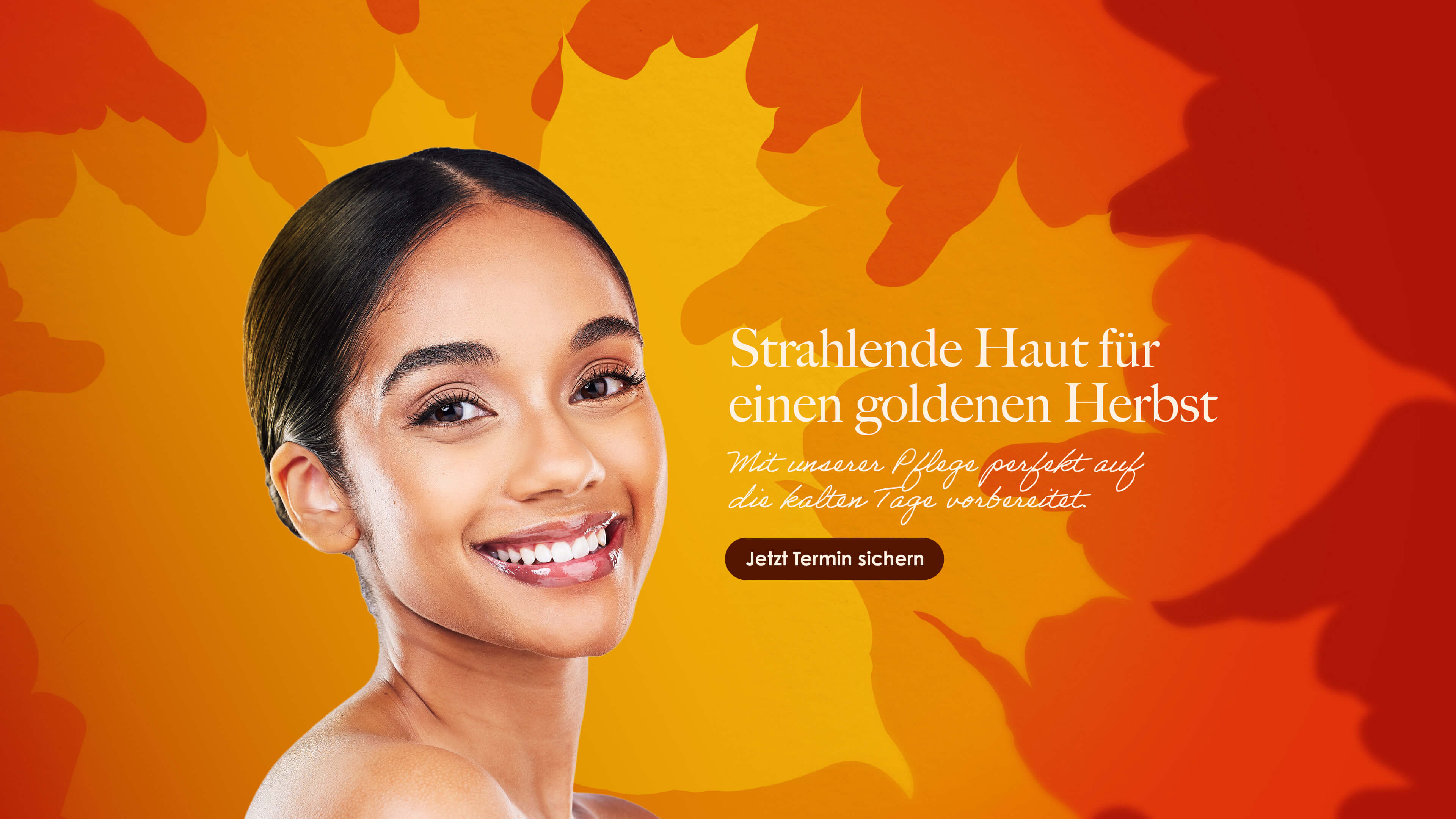 rau mit glatter Haut vor orange-rotem Hintergrund mit herbstlichen Blattformen, Text 'Glänzende Haut für eine goldene Zeit' und Button 'Jetzt Termin sichern'.