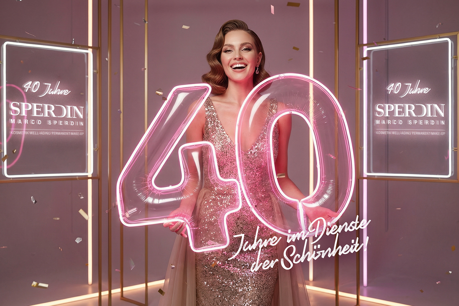 Person in glitzerndem Kleid steht hinter leuchtender Zahl 40 mit Schriftzug "Jahre im Dienst der Schönheit" vor zwei beleuchteten Bannern mit Texten zu 40 Jahre Sperdin Marco Sperdin