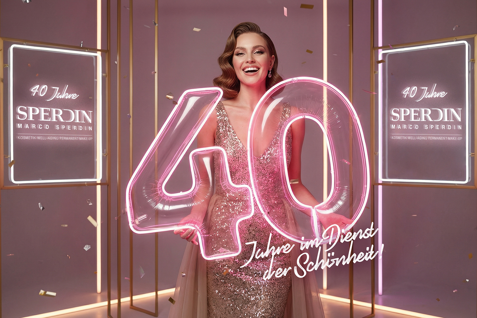 Person in glitzerndem Kleid steht hinter leuchtender Zahl 40 mit Schriftzug "Jahre im Dienst der Schönheit" vor zwei beleuchteten Bannern mit Texten zu 40 Jahre Sperdin Marco Sperdin